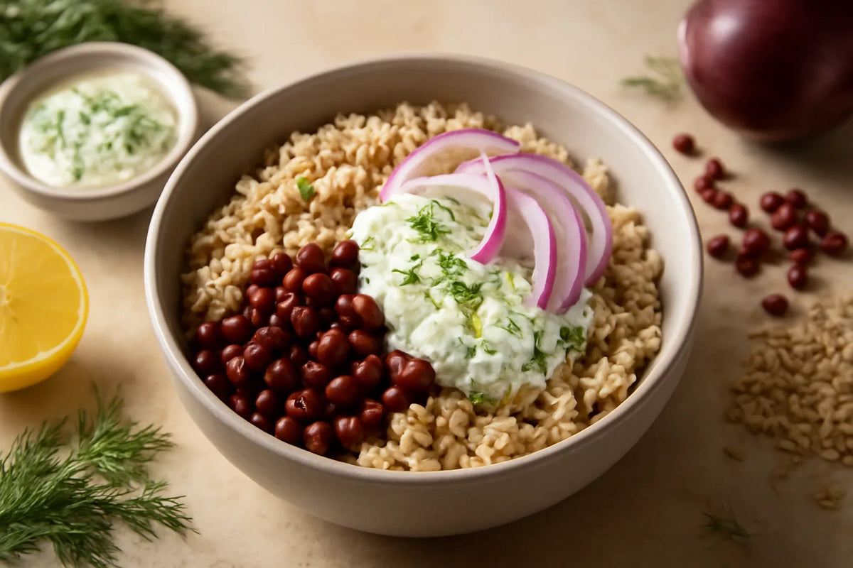 Bowl di riso integrale e fagioli azuki con cipolla rossa e salsa allo yogurt e aneto