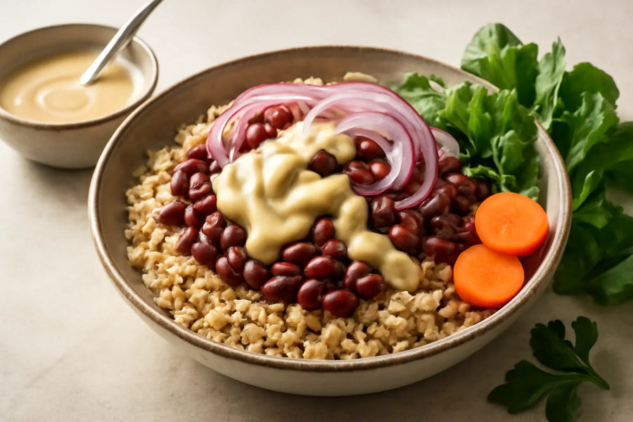 Bol de riz brun aux azuki et oignon rouge, sauce miso tahini