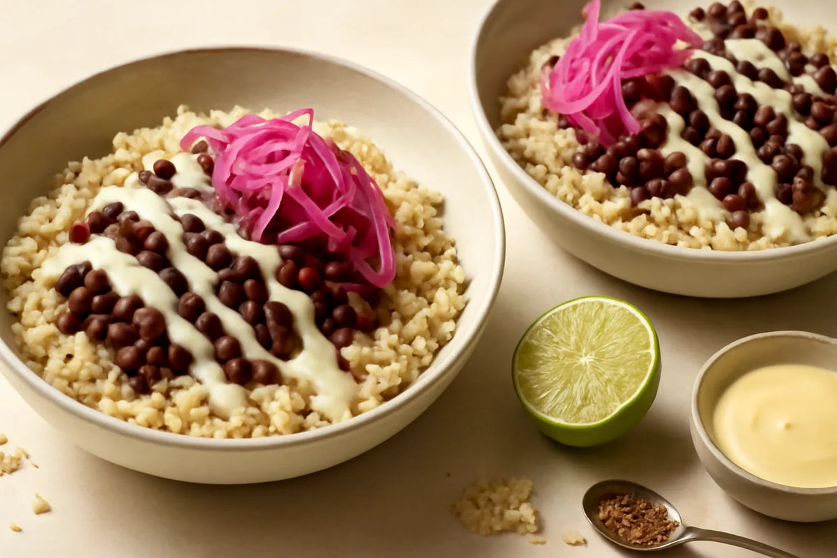 Bowl di fagioli azuki e riso integrale con cipolla rossa e salsa di tahina e lime