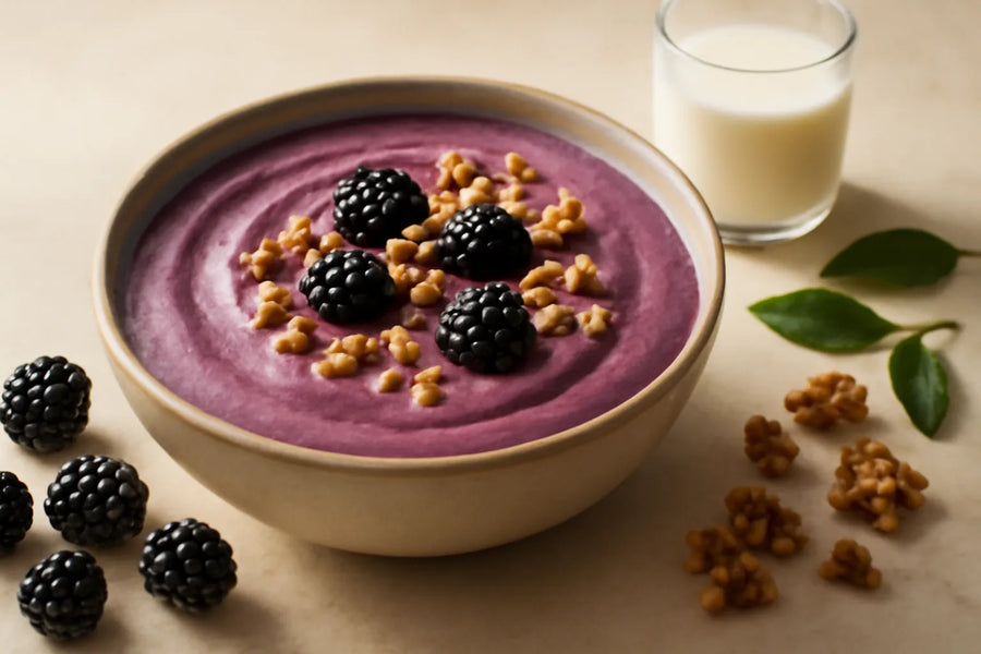 Smoothie bowl de moras, nueces y kéfir