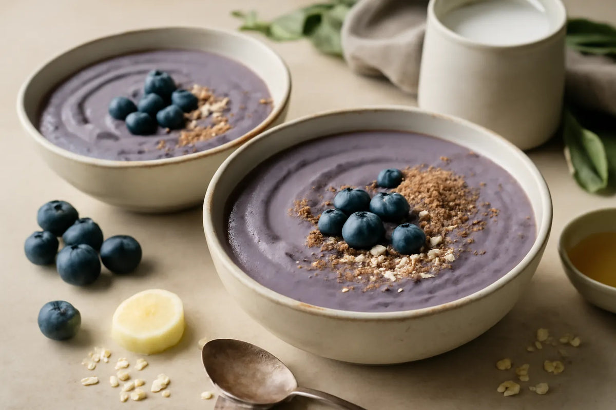 Smoothie bowl al kefir, mirtilli e semi di lino