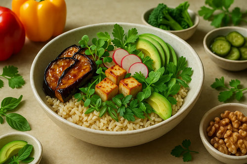 Brauner Reis Bowl mit Miso-Aubergine und Tofu