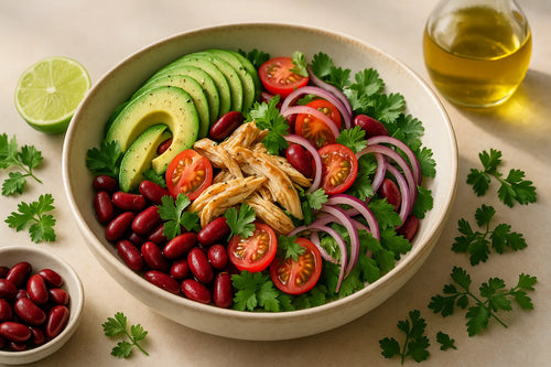 Ensalada de pollo con aguacate y frijoles