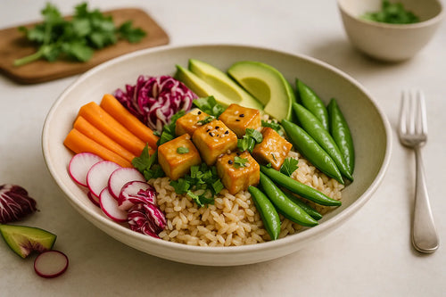 Tazón de tofu con arroz integral y jengibre