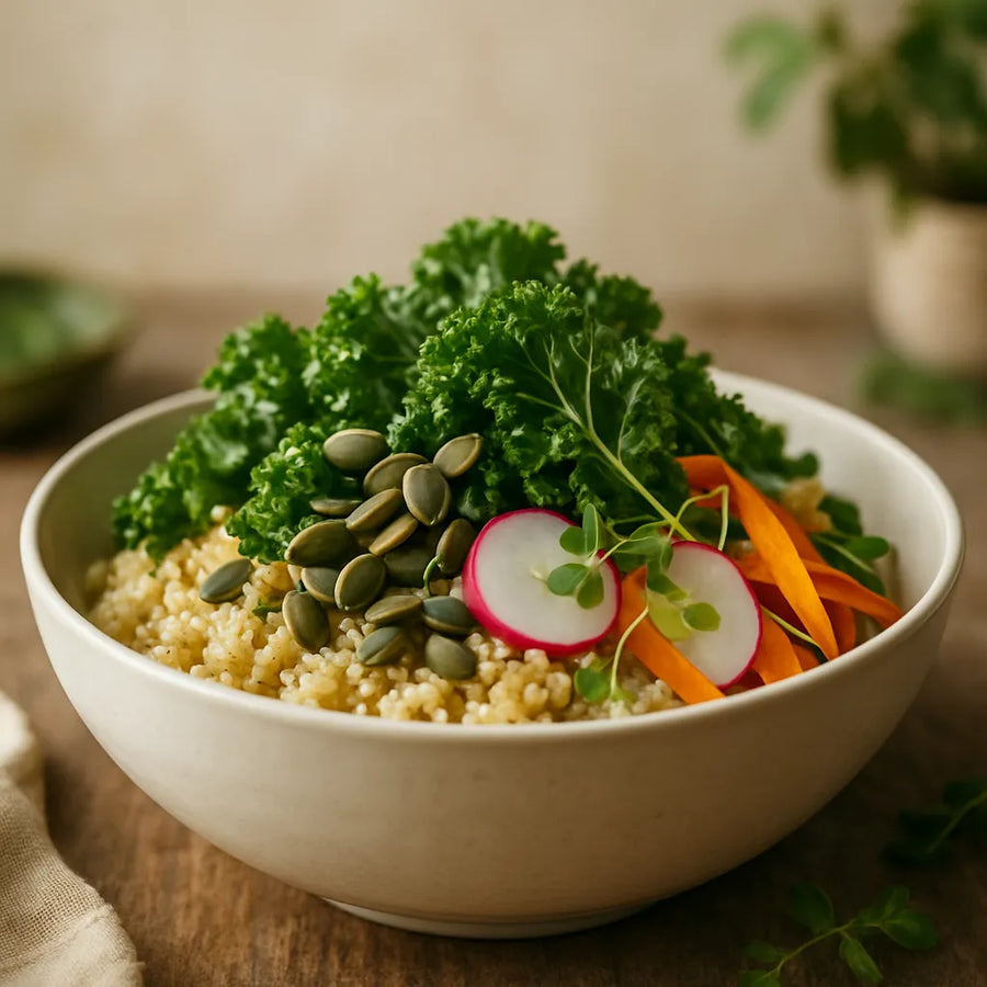 Tazón de quinoa con col rizada y semillas de calabaza