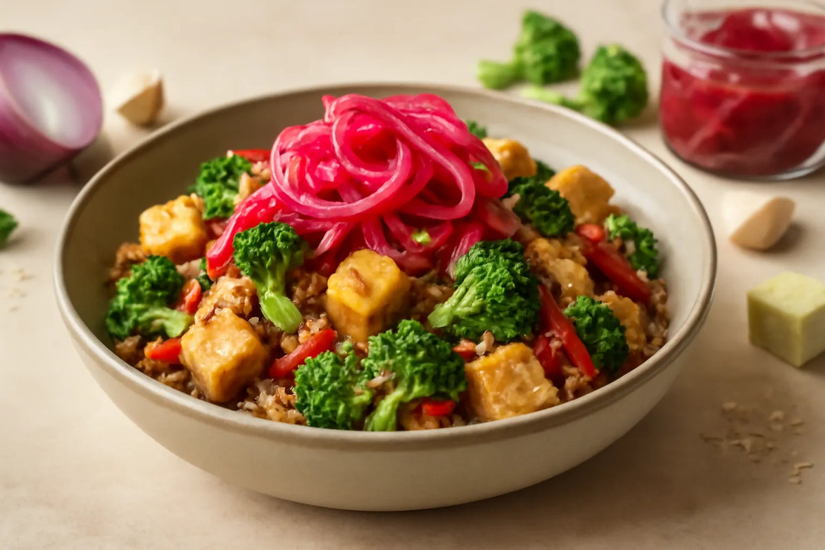 Poêlée de tofu et de quinoa à l’oignon rouge mariné