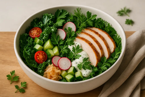 Tazón de ensalada de hierbas con kefir de pavo