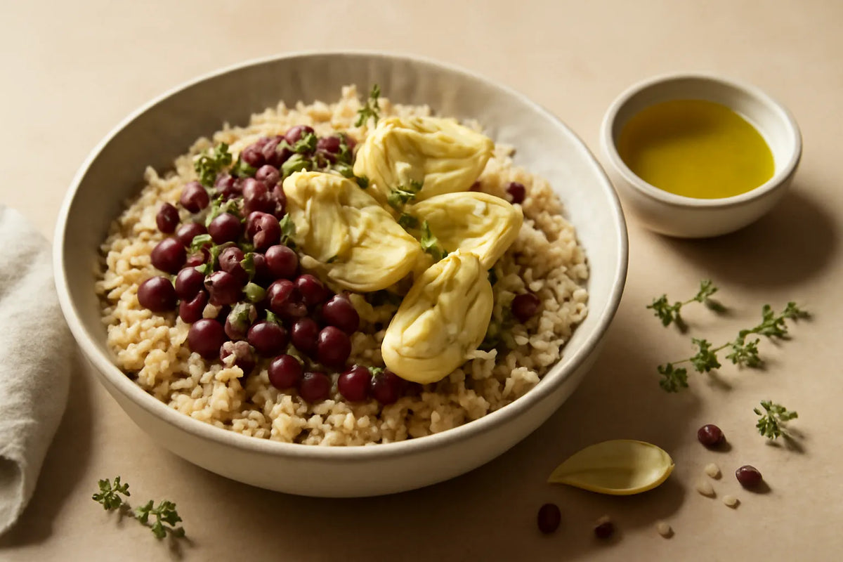 Warme Bowl mit Adzukibohnen, Artischocken und Getreide mit Thymian